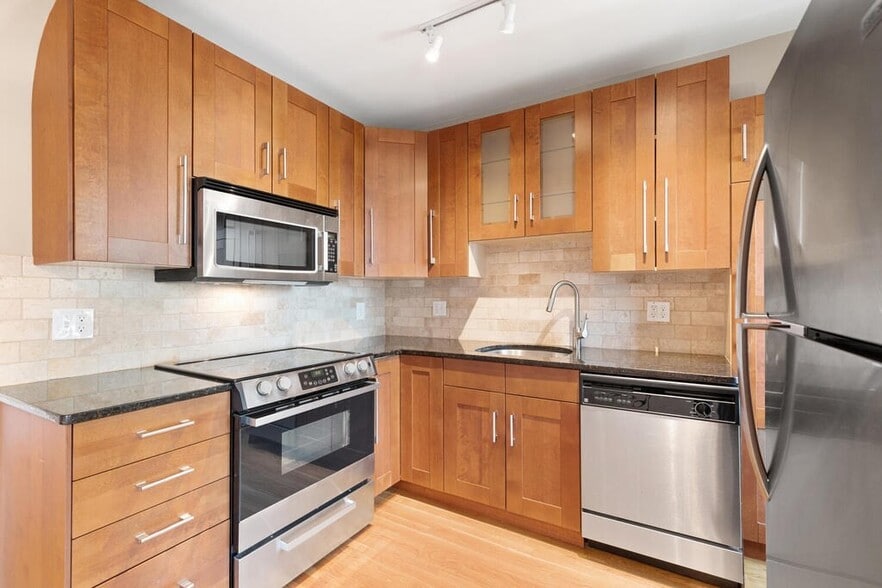 Primary Photo - 260 Everett St