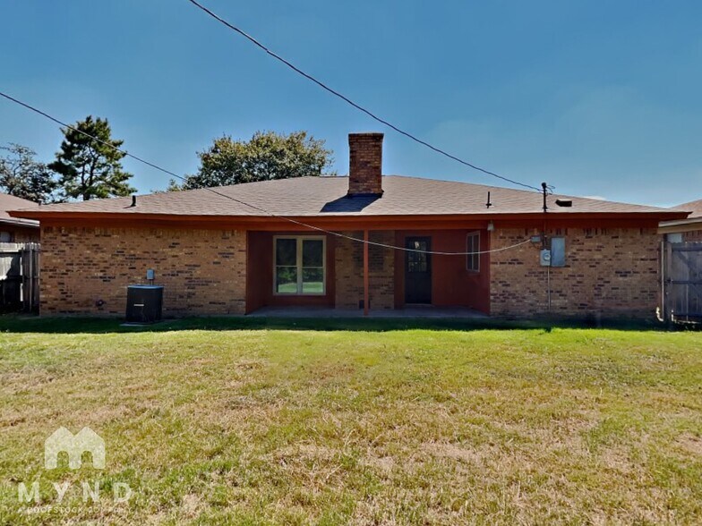 Building Photo - 3528 Park Lake Dr