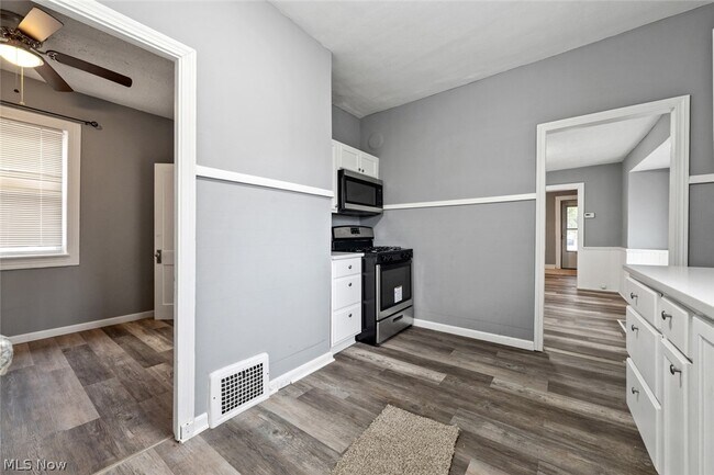 Building Photo - 3753 W 139th St