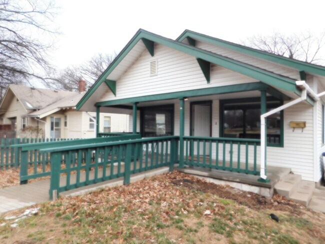 Building Photo - Spacious 3 bedroom/1 bath home in El Dorado!