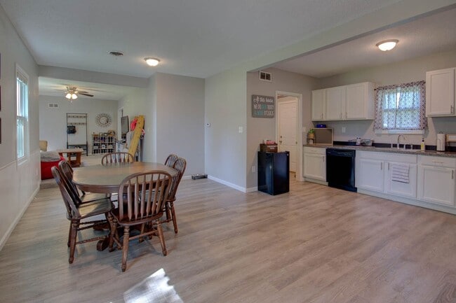 Building Photo - 3 bed home