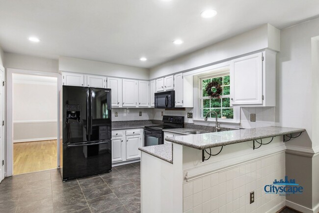 Building Photo - WONDERFUL WOODLAKE HOME WITH 1ST FLOOR BED...