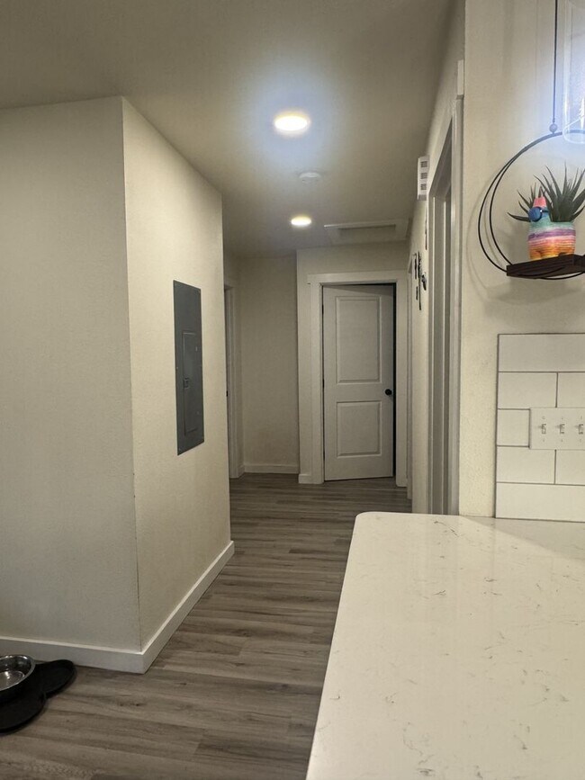 Building Photo - Cozy 3-Bedroom Rambler with Large Fully Fe...