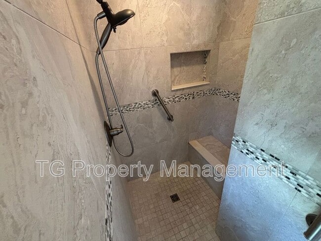 Building Photo - 20 Clarendon Ct N