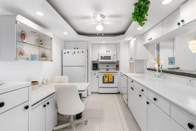 Building Photo - 1147 Hillsboro Mile