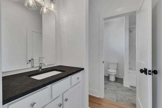 Building Photo - 5917 Robertson Ave