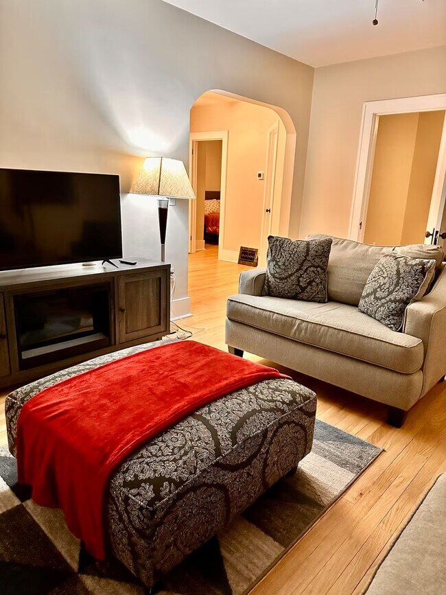 Building Photo - Spacious 5 Bedroom Available