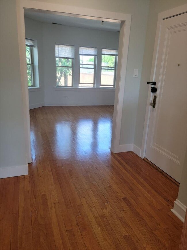 Building Photo - 2 bedroom in Chicago IL 60618