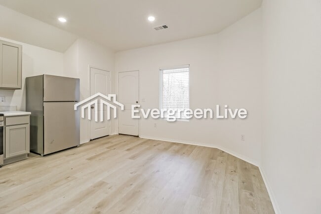 Building Photo - 167 Meadow Dr