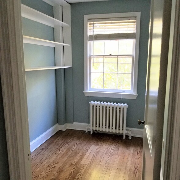 Upstairs laundry / office (with washer/dryer) - 2226 Observatory Plz NW