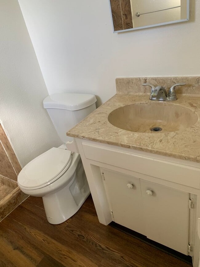 Building Photo - 3 bed 2 bath