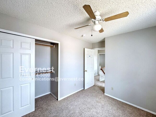 Building Photo - Gorgeous 3-Bedroom Home with Cozy Fireplac...