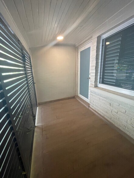 Building Photo - 2510 SW 27th St