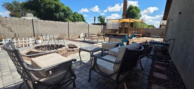 Building Photo - 624 S Vaughn Ave