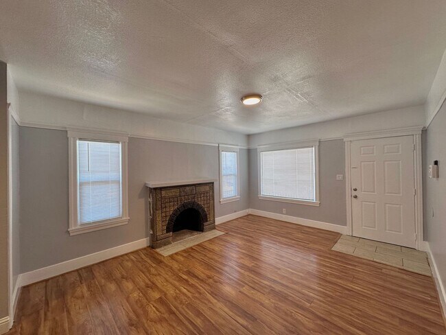 Building Photo - 2 Bed 1 Bath House in Oakland - Coming soon!!!