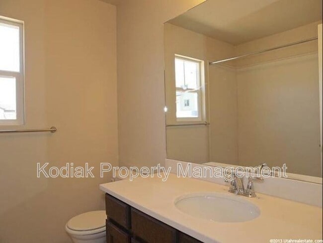 Building Photo - 3325 Redshoulder Dr