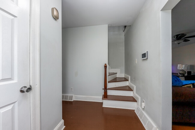 Building Photo - 913 Bern St