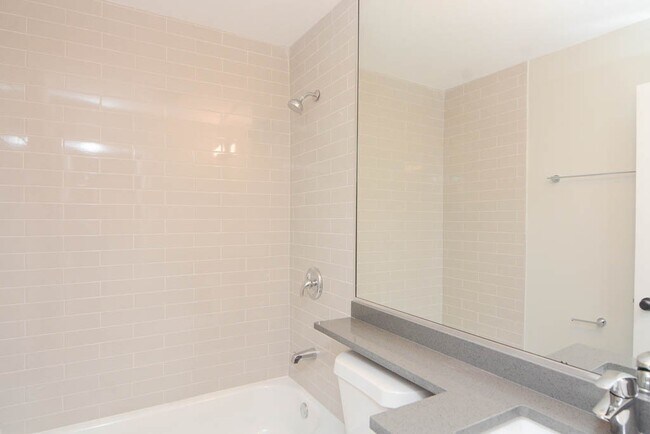 Building Photo - 533 W Surf St