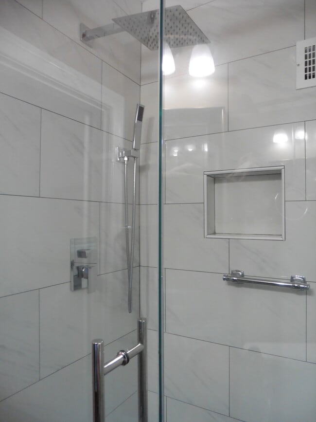 Upstairs Bathroom - 319 Crompton Rd