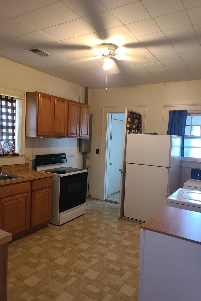 Building Photo - 605 C St