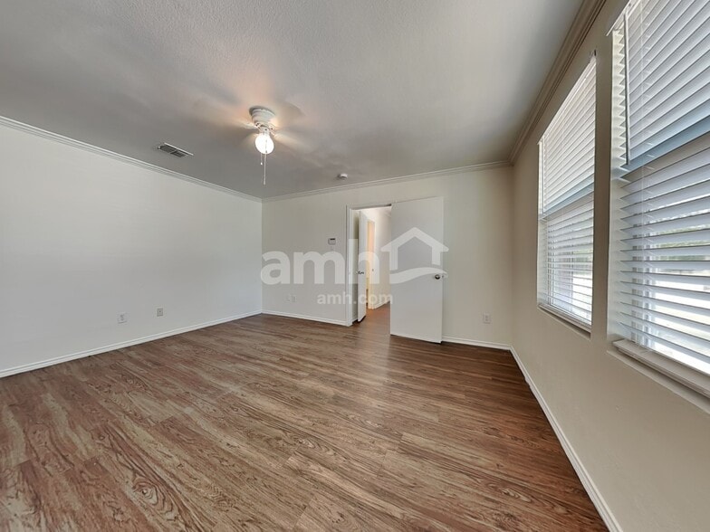 Building Photo - 2804 Lake Vista Dr