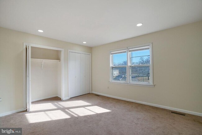 Building Photo - 9 Park Square Dr