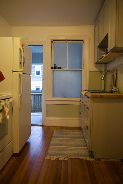 Building Photo - 4 Newport Ave