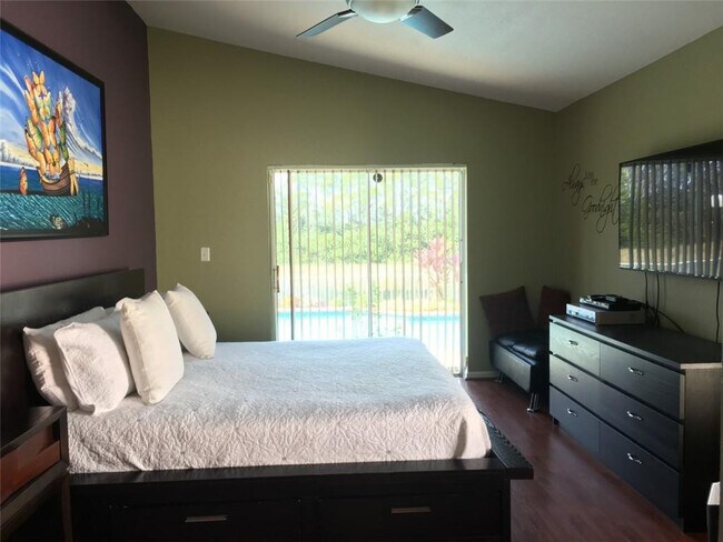 Building Photo - 160 NW 166th Ave