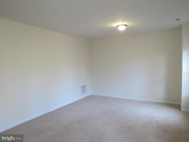 Building Photo - 3765 Bedford Dr