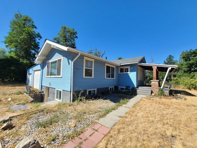 Building Photo - $2,200- 4 Bed / 2 Bath House on an Almost Acre Lot in Spokane Valley