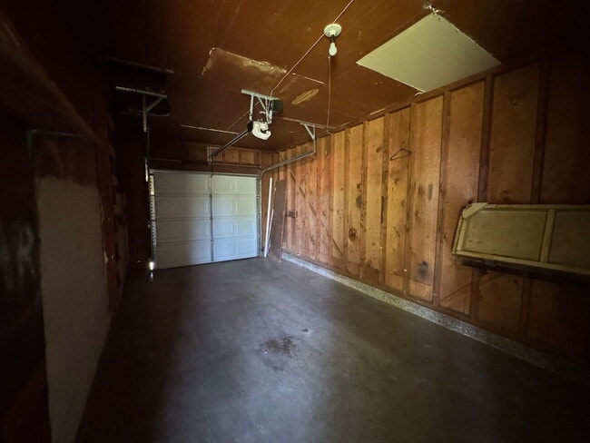 Building Photo - Charming 2 Bed 1 Bath 1 Car Garage Home