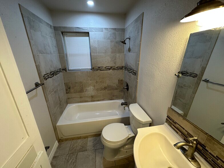 shower/tub combo - 2322 Meadow Ln