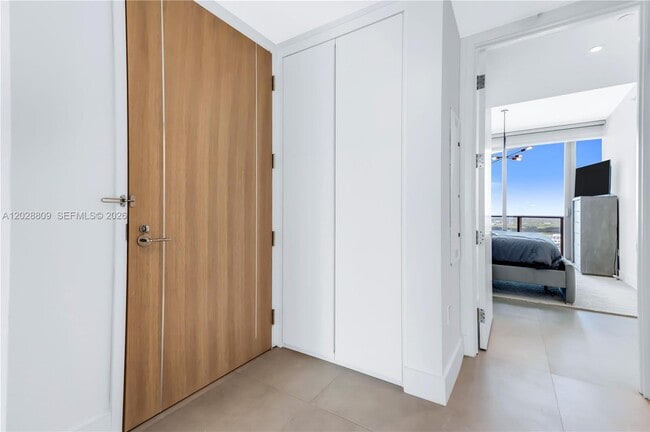 Building Photo - 15701 Collins Ave