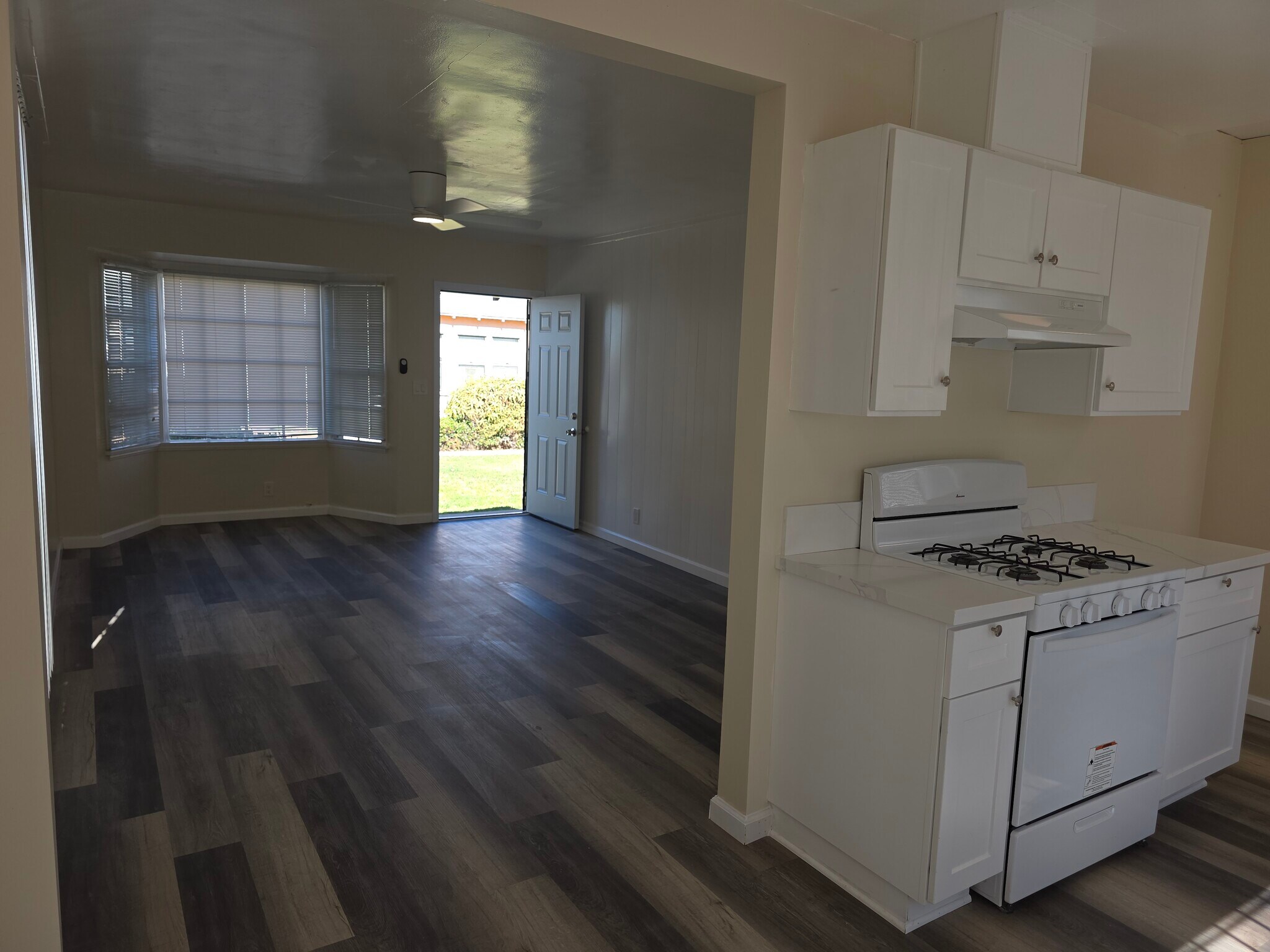 Building Photo - 15726 Halldale Ave