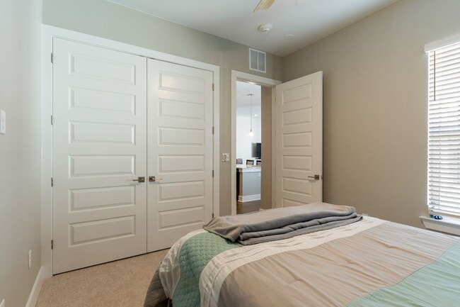 Building Photo - The Grove 2/2 Furnished