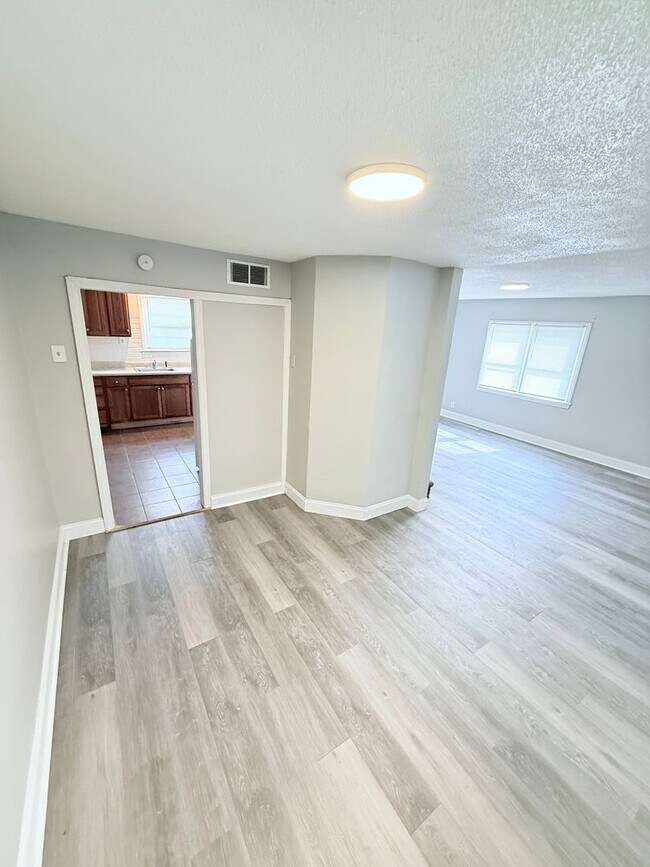 Building Photo - 4 Bed, 1 Bath Row home - Section 8 Approved