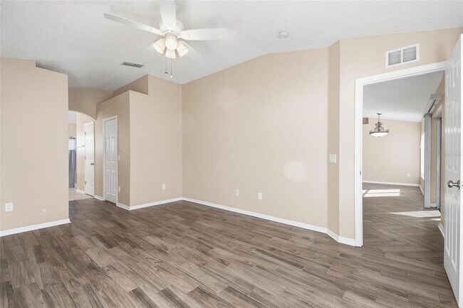 Building Photo - 4 Red Oak Pl