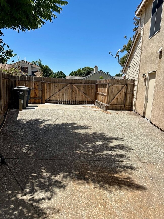 Building Photo - 3 bedroom 2.5 bathroom corner lot