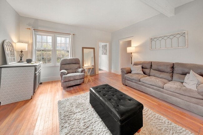 Building Photo - Urbana 3 bedroom/2 bathroom recently updated home!