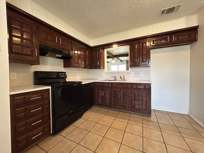 Building Photo - Charming 3-Bedroom Lubbock Home with Cozy ...