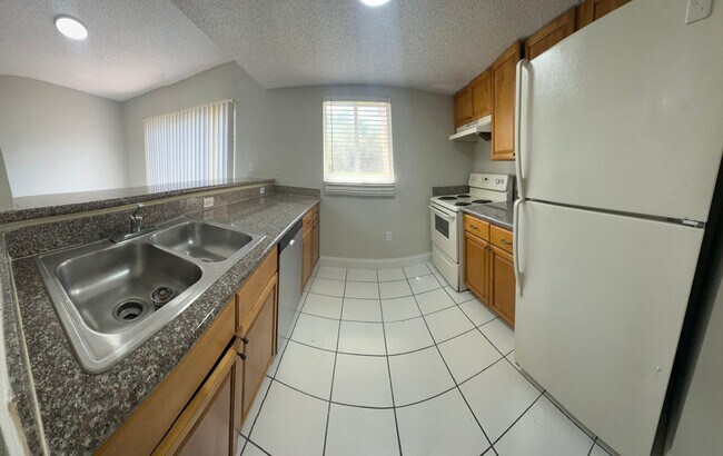 Building Photo - LARGE 3 BED/2.5 BA IN CORAL SPRINGS! Up to 3-Months Off!