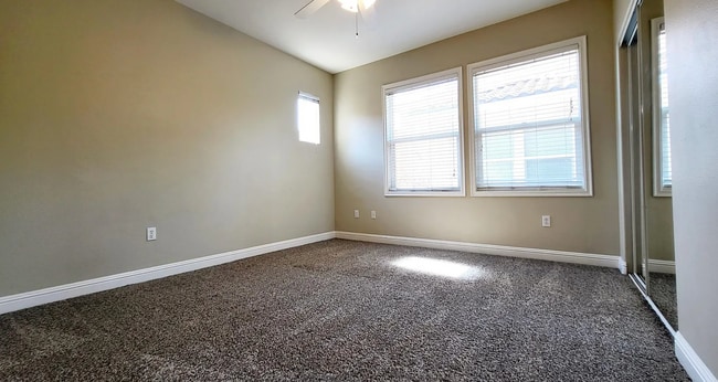 Building Photo - Beautifully Remolded Upscale 2 bed 2 bath ...