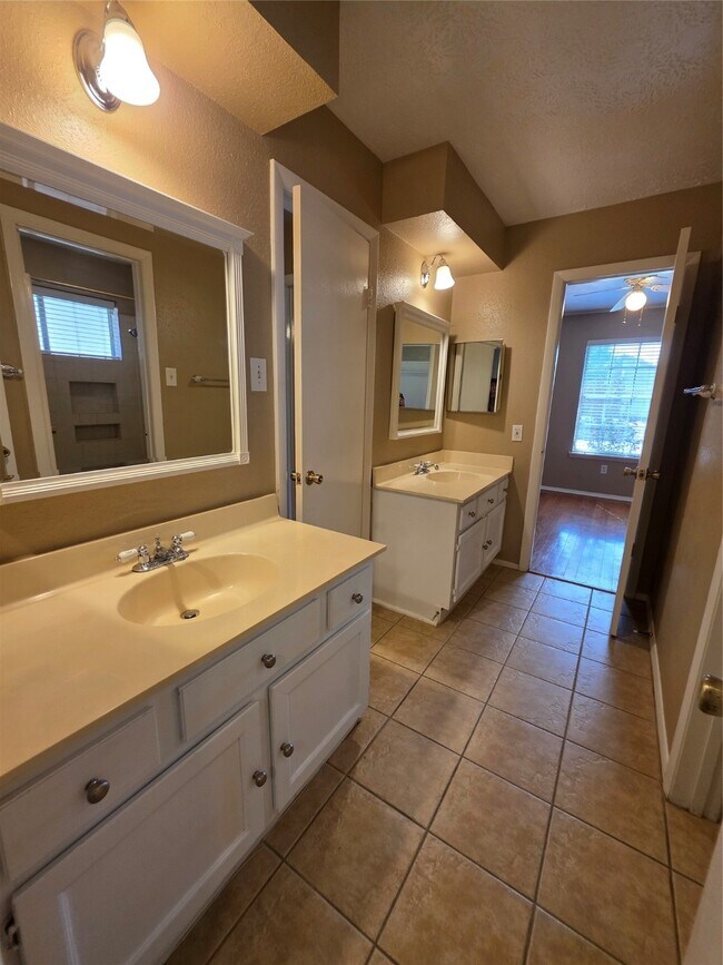 Building Photo - 463 Lost Rock Dr