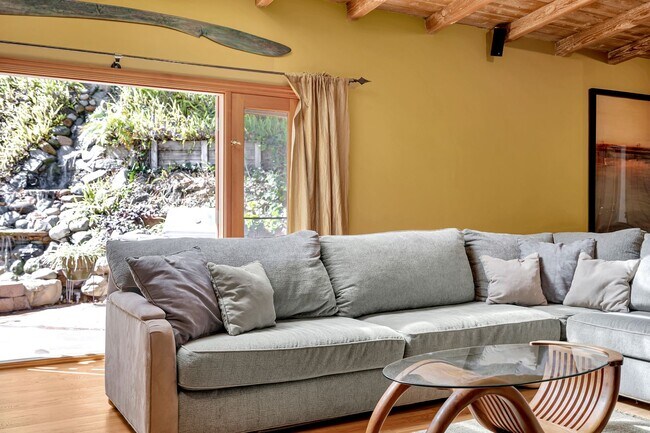 Building Photo - HOLIDAY SPECIAL***2 WEEKS FREE** 3 Bed/2 Bath Oasis in Royal Woods - Available Now