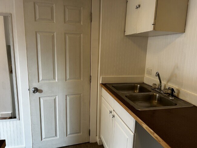 Building Photo - Studio with tiled shower close to downtown, campus, and SEL - Available August 5th