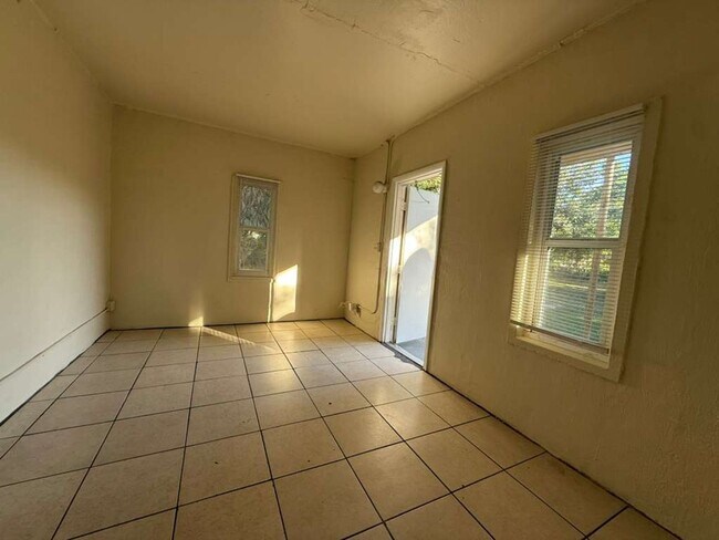 Building Photo - Nice 1-1 duplex