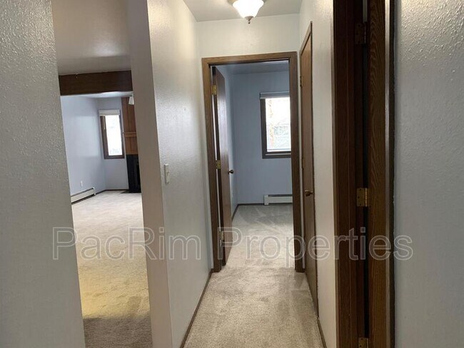 Building Photo - 1670 Eastridge Dr