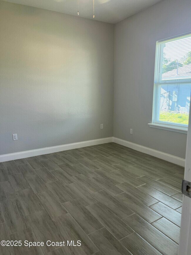 Building Photo - 571 San Filippo Dr SE