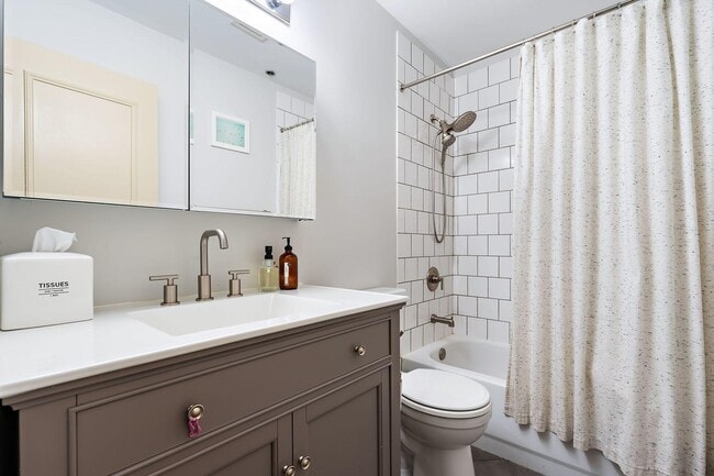 Building Photo - 2210 W Wabansia Ave