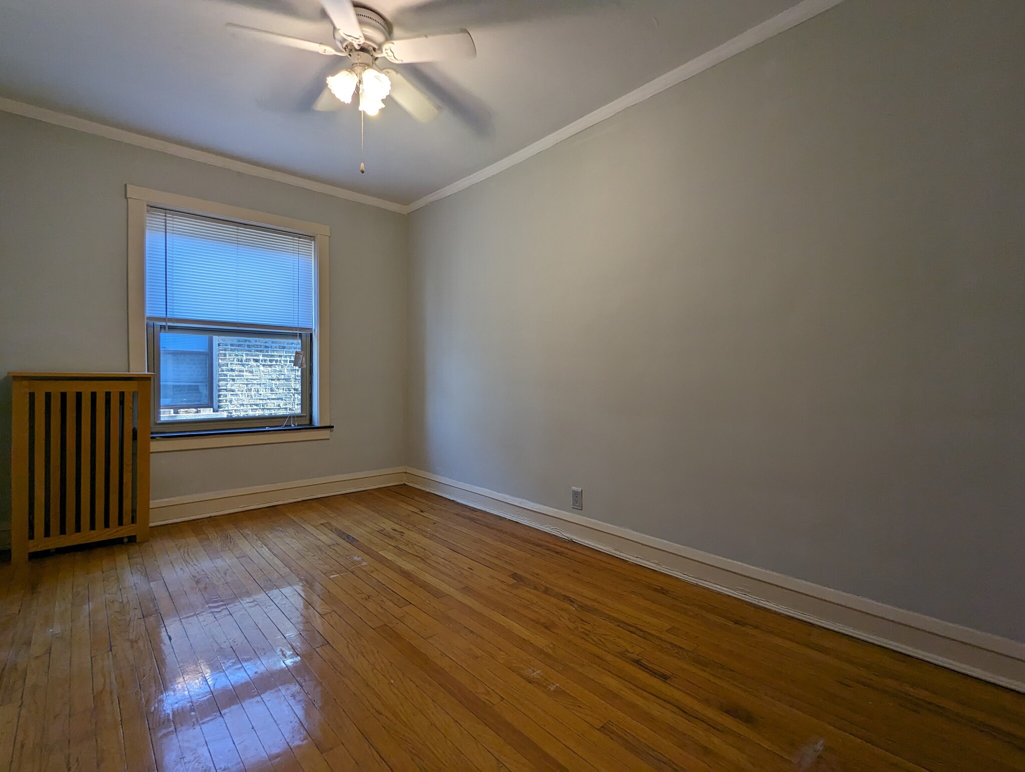 Building Photo - 2122 W Ainslie St